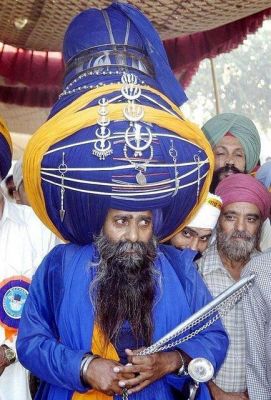 Huge turban
Think he's compensating for something? You betcha!
